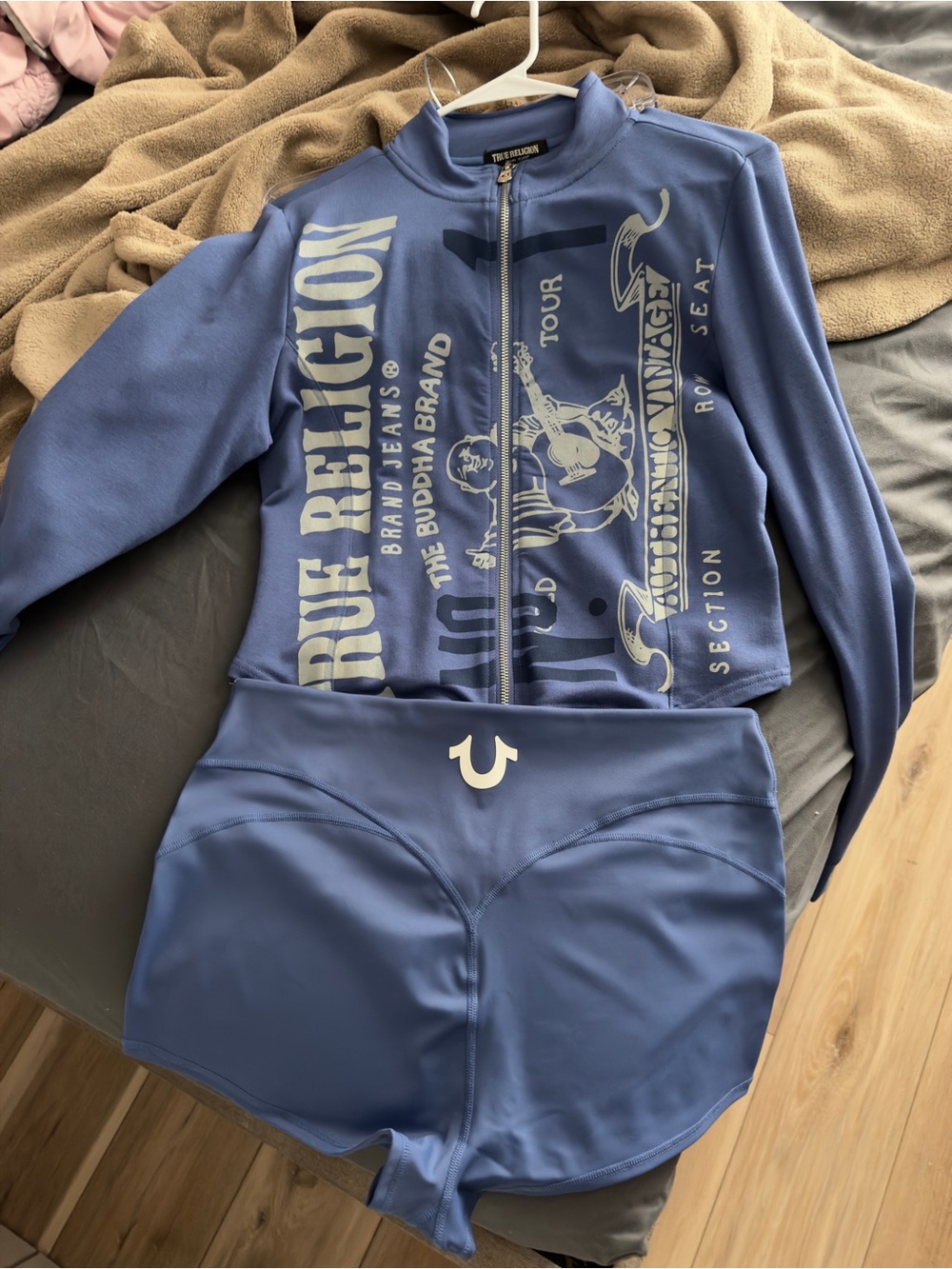 True religion short set - Picture 2 of 4